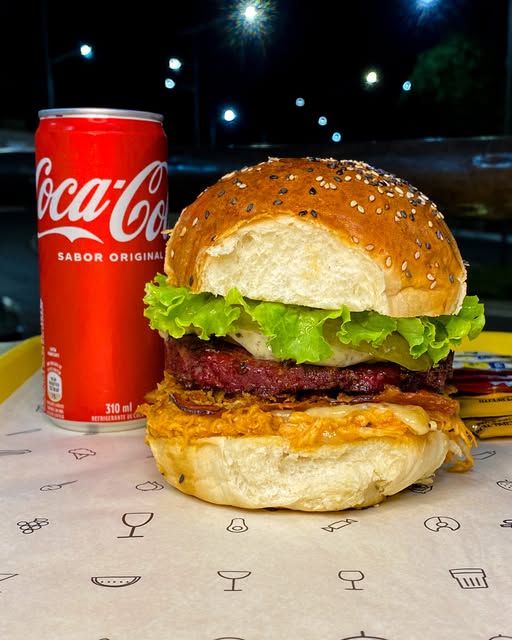 Hambúrguer artesanal do Dad Burger com Coca-Cola