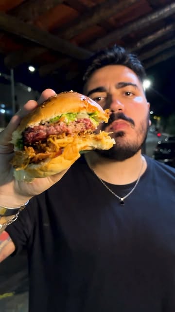 Cliente provando o hambúrguer do Dad Burger